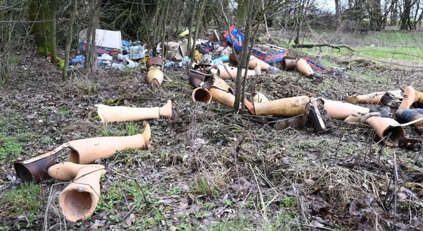 Eltűntették a műlábakat Tiszajenő határából – az is kiderült, hogy kerültek oda