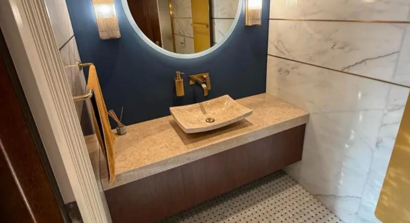 Hadházy Ákos képeket mutatott a felújított MNB-székház elnöki mosdójáról