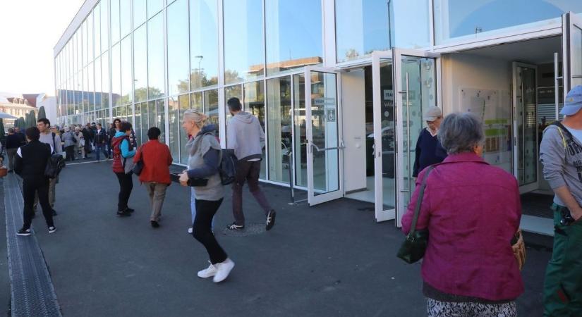 A vásárcsarnok ajtajával szenvednek a babakocsis anyukák