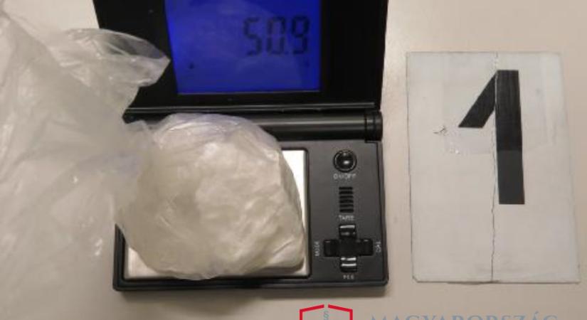 Az alsónadrágjába rejtette a kábítószert, de a rendőrök így is megtalálták