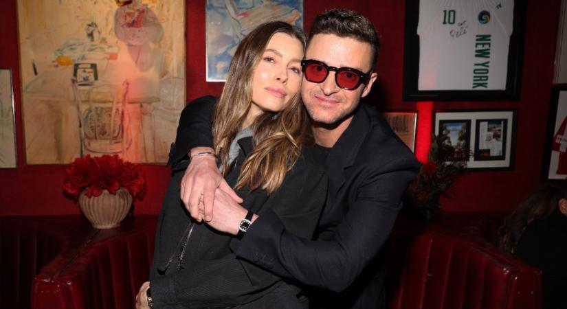 Fotó buktatta le a világsztárt: szexmunkással csalta dögös barátnőjét, rendőrök vitték el