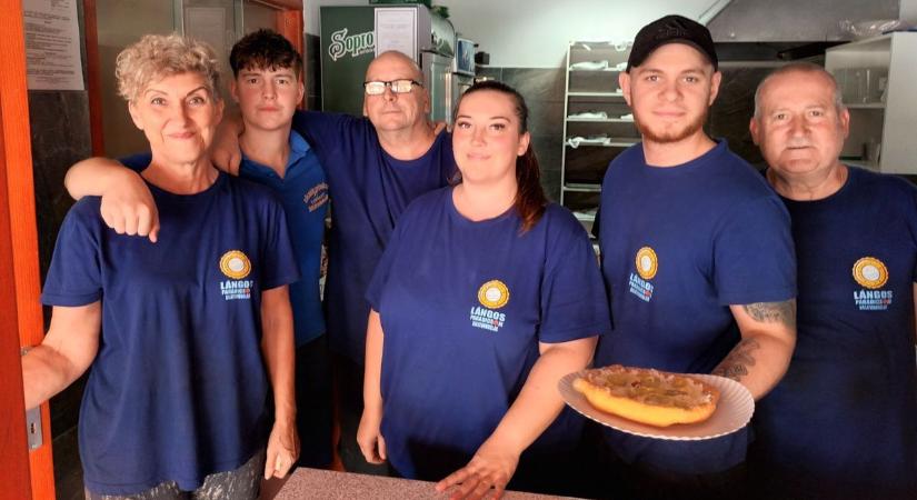 Ennyiért lángost? Brutális akcióval nyit a Balaton part legolcsóbb lángosozója