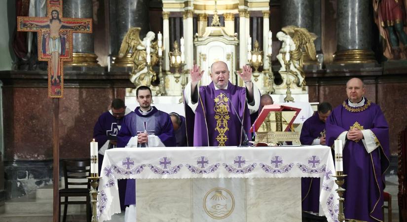 Különleges vendég érkezett Szegedre – zsúfolásig telt a felsővárosi templom – galériával