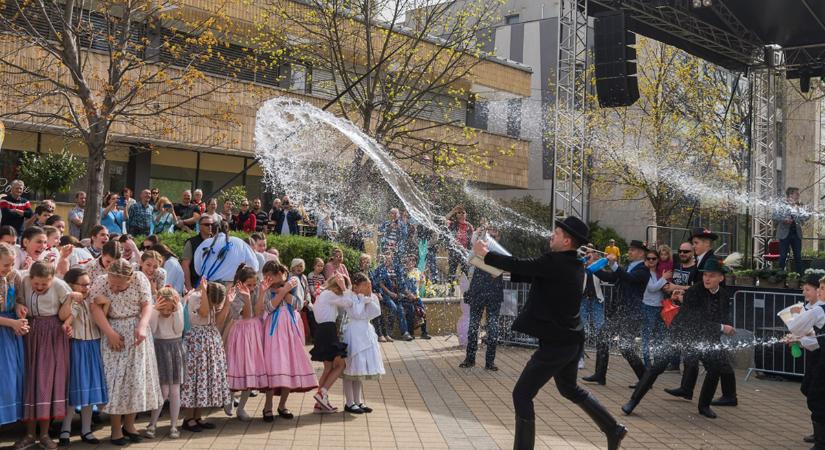 Húsvéti Nyuladalom Siófokon!