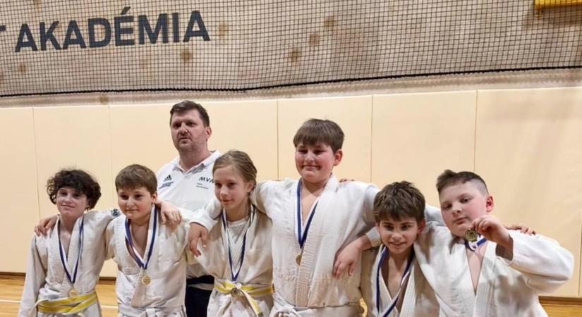 Éremosztás a junioroknál: négy paksi nyakába került medália