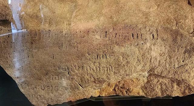 Feltámad a múlt: a mesterséges intelligenciával fejthetik meg a Szingapúri Kő titkát