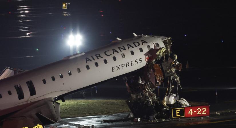 Földi járművel ütközött egy landoló gép New Yorkban, sok a sérült, a LaGuardia repteret lezárták