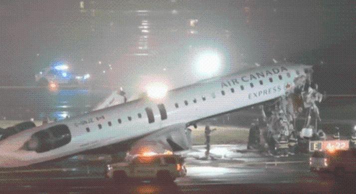 Súlyos repülőtéri baleset történt New Yorkban – Leszállás közben tűzoltóautónak ütközött az Air Canada járata