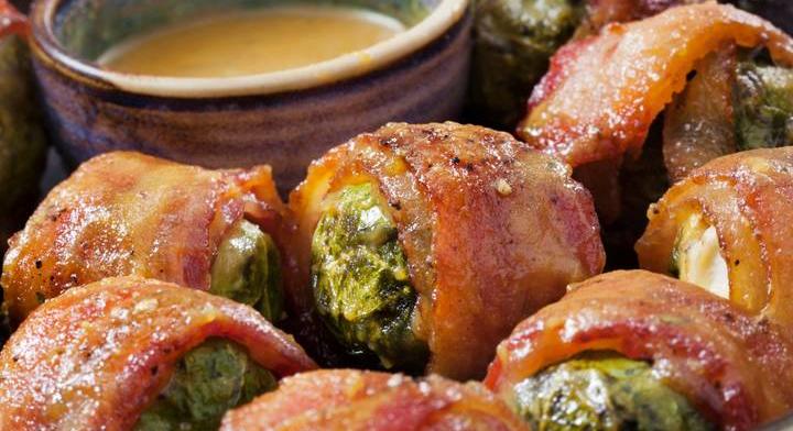 Mustáros kelbimbó baconben sütve: egyszerre krémes és ropogós