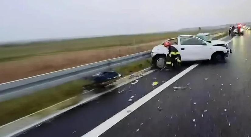 Egy 38 gyermeket szállító autóbusz egy félrehúzott személyautónak ütközött