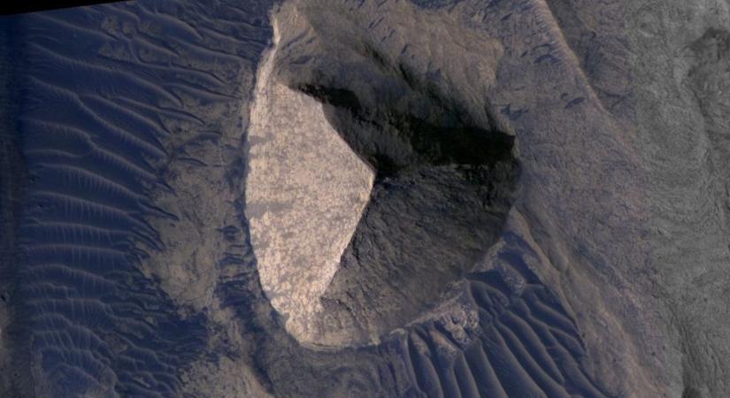 Az egyiptomi piramisokat idézi a Mars egyik legkülönlegesebb képződménye