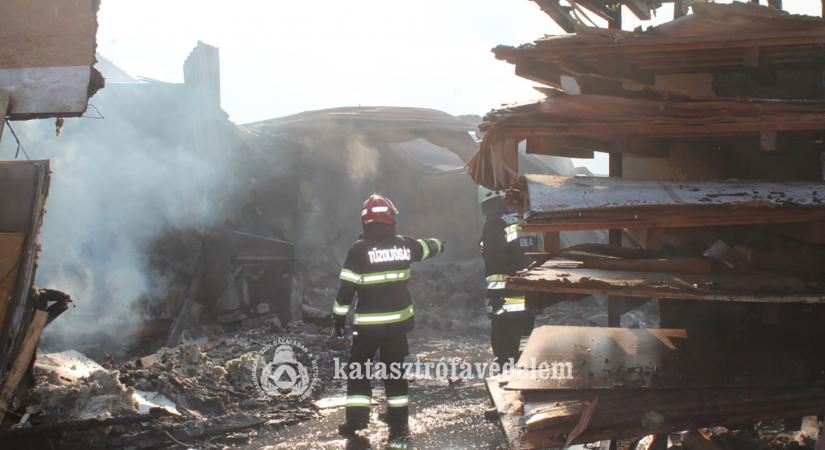 Drámai fotókon a leégett gyulai műhely