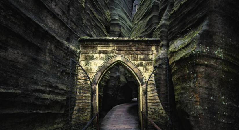 Kevés magyar ismeri, pedig káprázatos, és nincs is nagyon messze: sziklalabirintus bújik meg Európa közepén