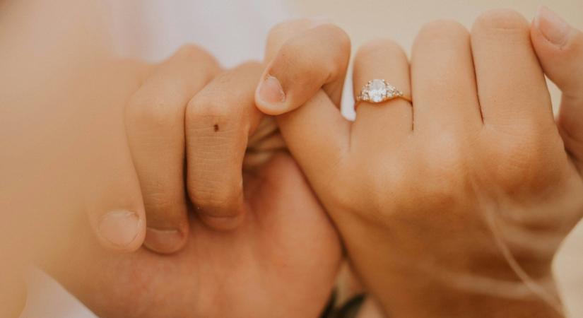 Őszintén? Kicsit ítélkezem, ha valódi gyémánt gyűrűd van a laboratóriumi helyett