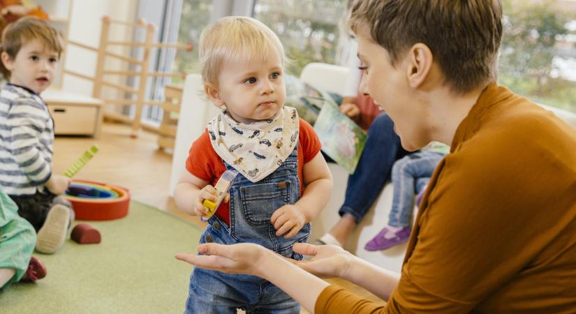 Tangában dolgozó bölcsődevezető: kiakadtak a szülők a felettesek döntésén