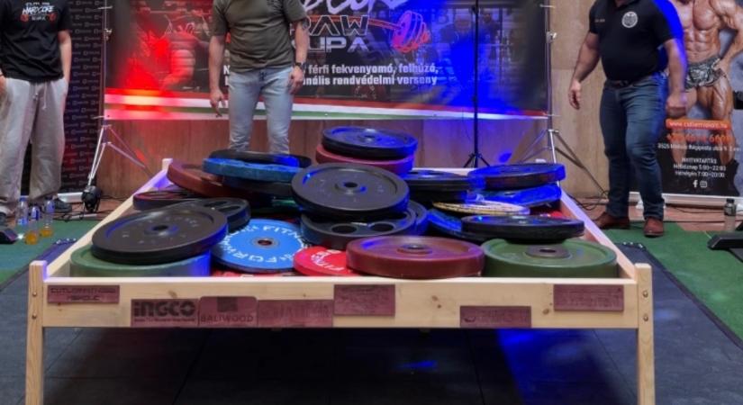 Nem az ágy tört össze, hanem a súly fogyott el: több mint másfél tonnát bírt egy miskolci terhelésteszten egy magyar franciaágy