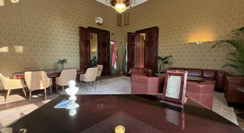 Hitel és Széchenyi – Hadházy Ákos Matocsy György felújított irodájáról is tett közzé képeket