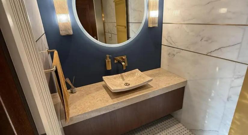 Luxusvécé tízmilliókért: Hadházy Ákos fotókon mutatta meg Matolcsy exjegybankelnök „aranybudiját”