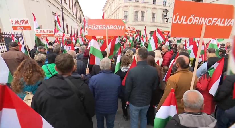 Önkormányzati buszokkal érkeztek: szervezetten vitték a résztvevőket a Fidesz egri menetére