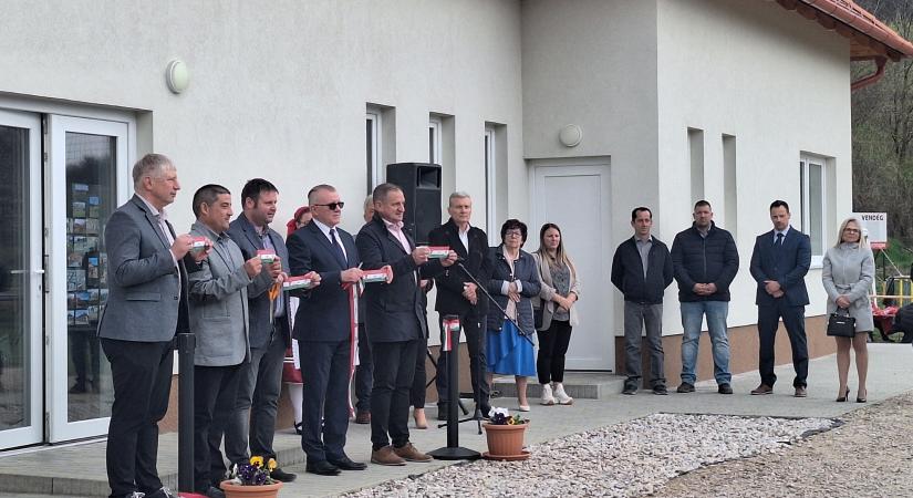 Új sportházat adtak át Bajóton