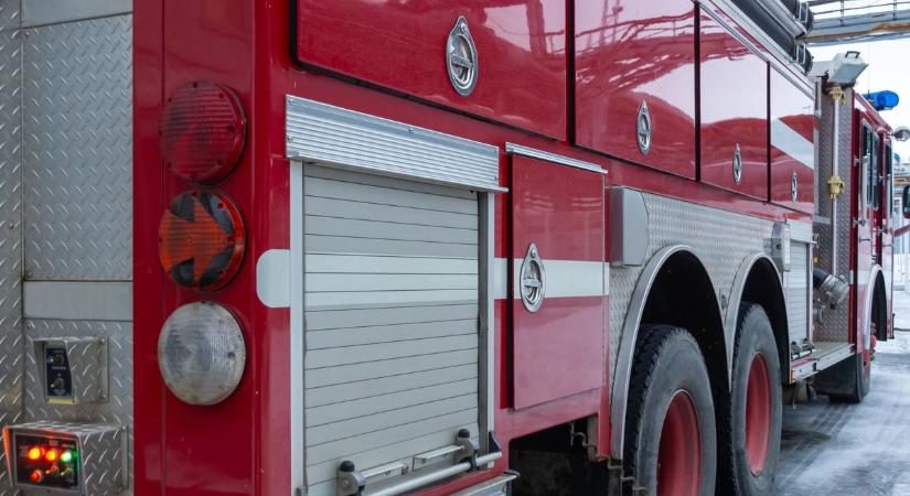 Kamion és személyautó karambolozott az 54-esen, félpályán halad a forgalom