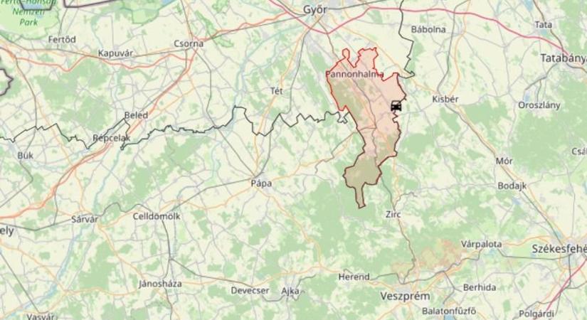 Fának csapódott egy autó – félpályás lezárás, mentők a helyszínen