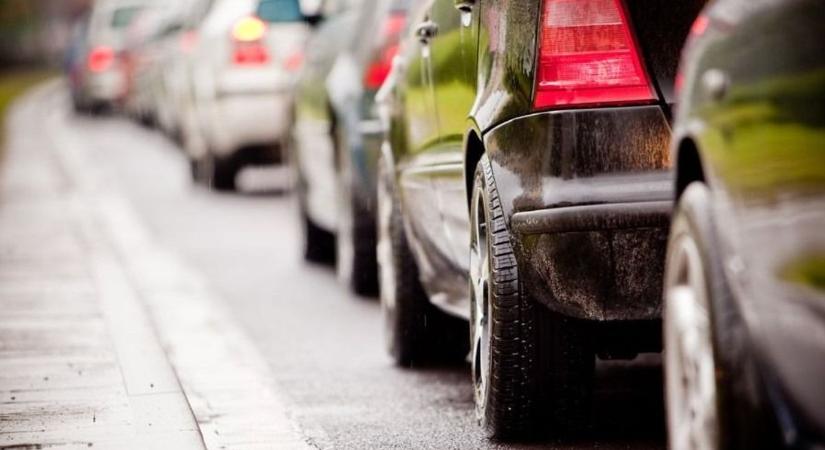 Mielőtt autóba ülsz: balesetek, munkavégzés lassítja a forgalmat az M-es autópályán