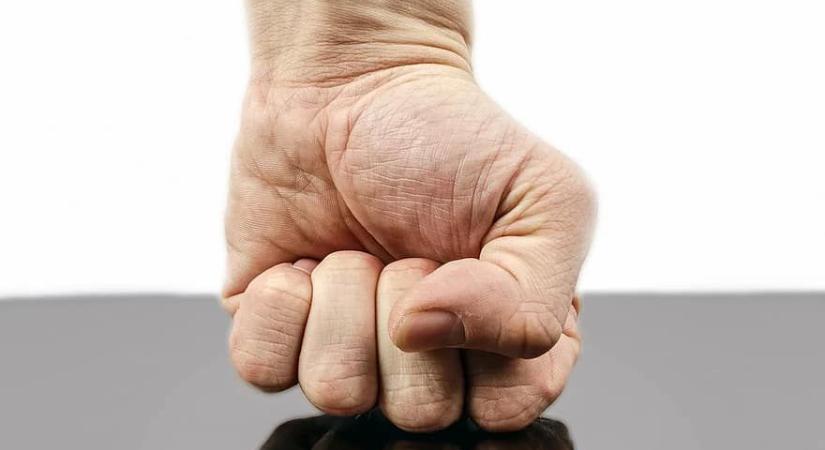 Ököllel ütötte a pizzára váró sajószentpéterit