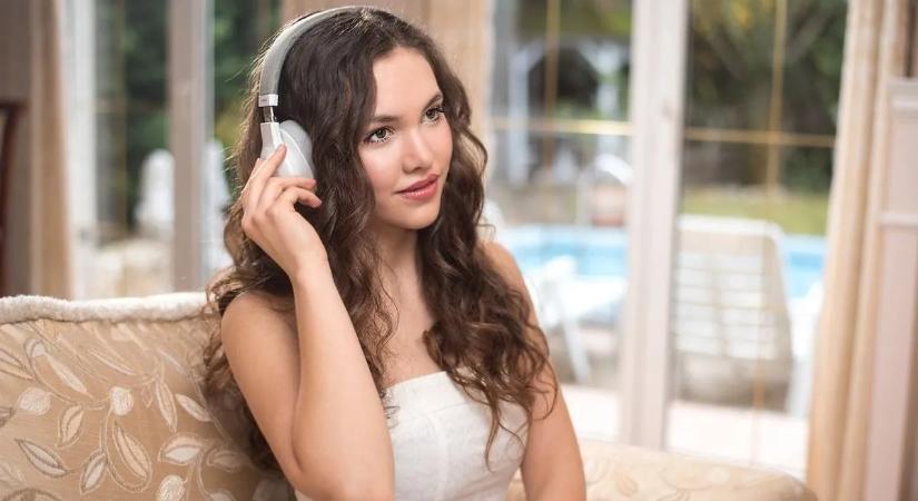 Fotó: ez a sármos férfi rabolta el Kóbor Léna szívét