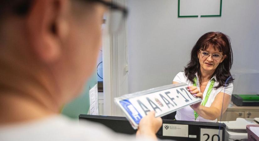 Neked is le kell cserélni? Több tízezer magyar autóst érint a kötelező rendszámcsere