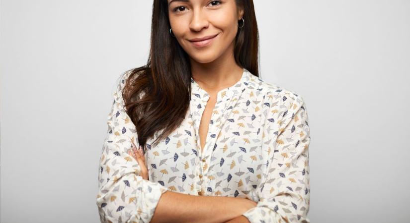 Mit jelent, ha valaki keresztbe teszi a karját beszélgetés közben? Pszichológusok adnak választ a kérdésre