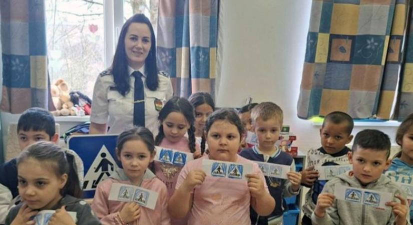 Rendőrök érkeztek az iskolába – játszva tanulták a közlekedés szabályait a diákok