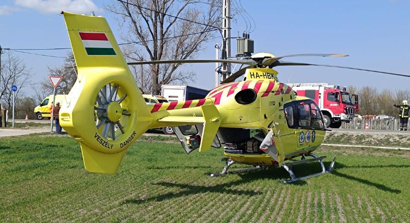 Brutális baleset az 54-esen, mentőhelikoptert is riasztottak a helyszínre