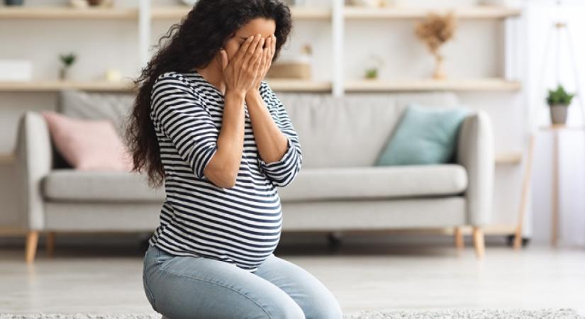 Elfogta a sírógörcs a várandós feleséget, amikor ráébredt, hogy a férje másvalakinek is gyermeket nemzett: egy közeli rokon volt a hunyó