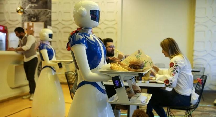 Nem fog hinni a szemének! Robotok szolgálják ki a vendégeket ebben a híres gyorsétteremben