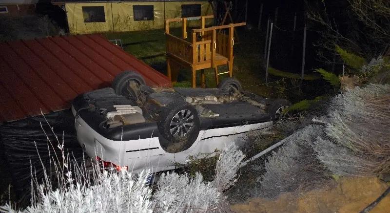 Fejtetőn felejtett Passatot találtak az udvarban: nem fogod elhinni, hogy került oda!