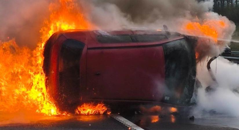 Pokoli lángok az M7-esen, az elképesztő tűz megbénította a sztrádát – galéria