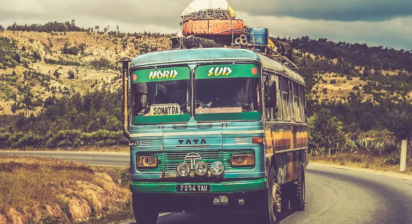 Halálos buszbaleset: turistákkal teli jármű zuhant a mélybe egy különös országban