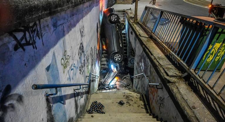 Átszakította a korlátot, majd a lépcsőre zuhant egy autó Kassán, a sofőr eltűnt
