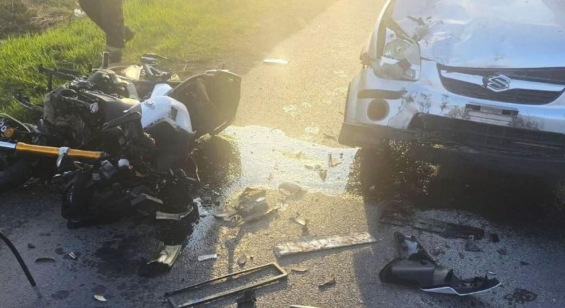 Sokkoló fotókon a drámai ütközés! Csak roncs maradt a motorból, mentők vitték el a sérültet! (fotók)