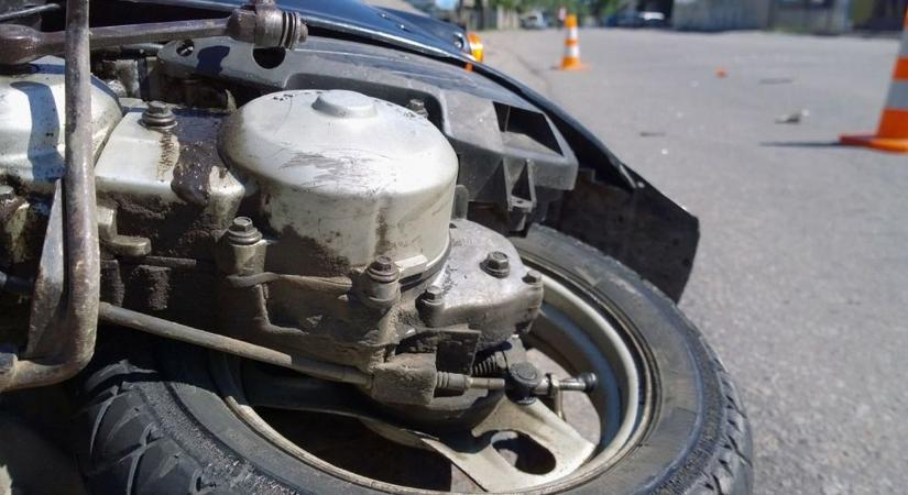 Torlódik a forgalom: motoros és személyautó ütközött össze Szegeden