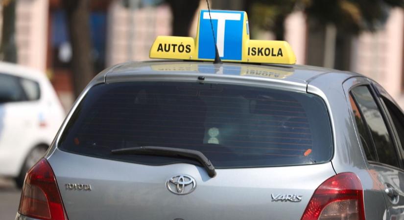 Ne már… olyat tett két biciklis Hajdú-Biharban, hogy majdnem megbukott miattuk a tanulóvezető