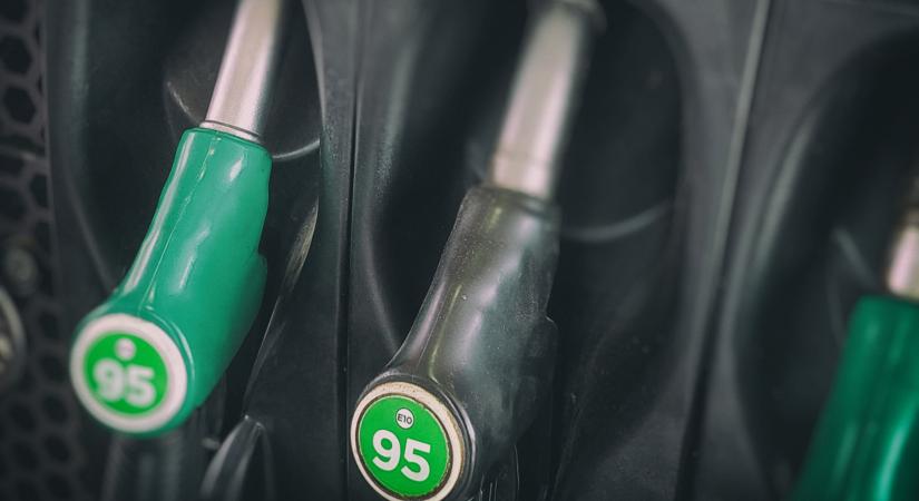 Megjött a döntés: így változna holnap a benzin ára
