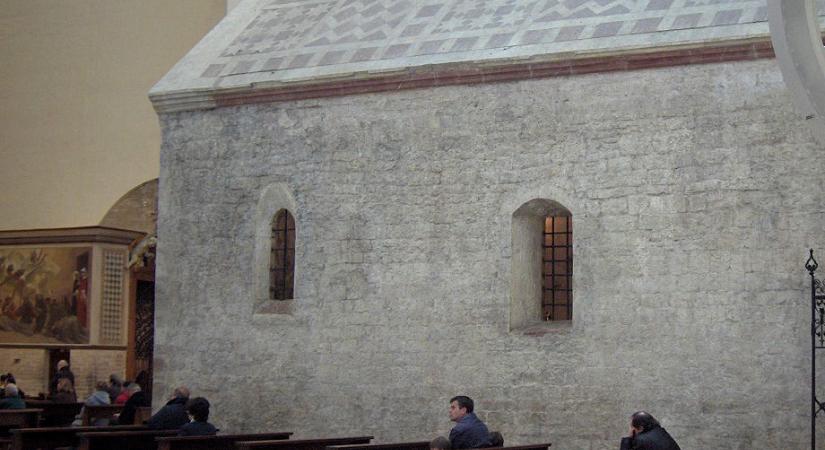 Kivették a kriptából assisi Szent Ferenc földi maradványait – Többszázezren látogattak el hozzá