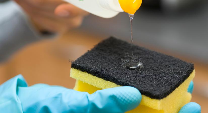 Egyre több háziasszony vágja le a mosogatószivacs sarkát: ezért alkalmazd te is ezt a trükköt!