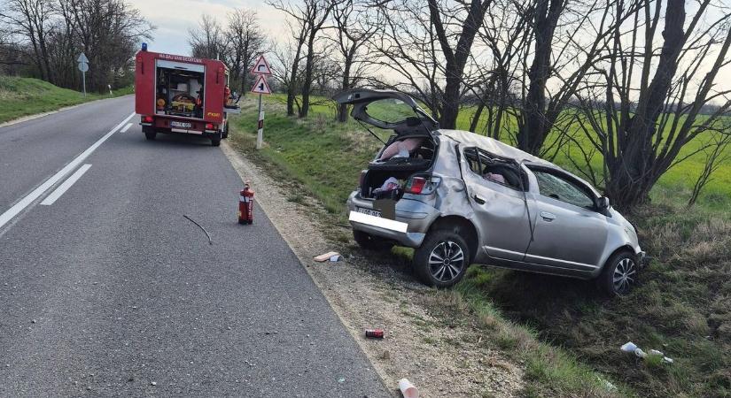 Helyszíni fotók az árokba csapódott autóról