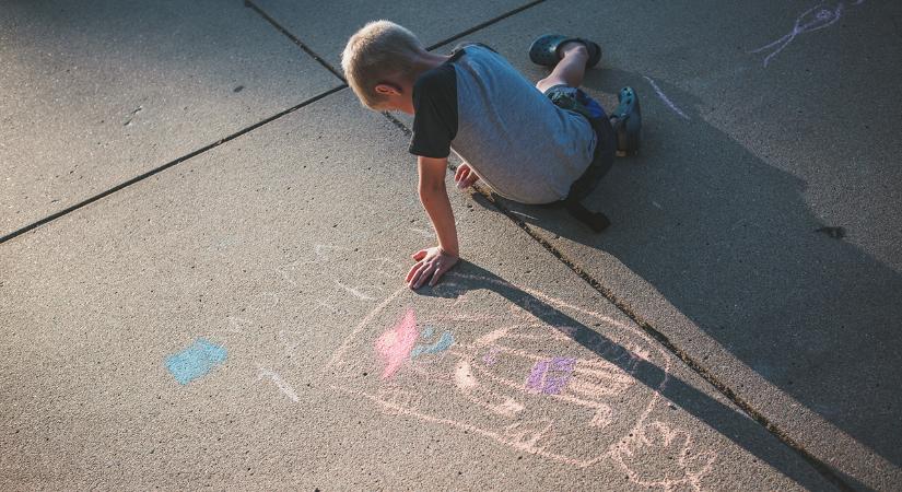Kulcsos gyerekektől a túlféltett gyerekekig – mit rontunk el, és hogyan neveljünk szabadabban? Szakértőt kérdeztünk