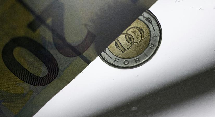 Lejtőre került a forint az euróval szemben, esik a BÉT