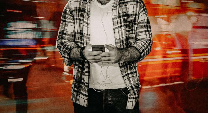 A barátomnak balesete volt, mert egy járókelő a mobilját bámulta