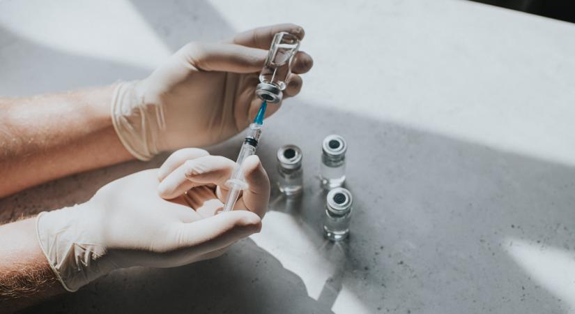 Váratlan bejelentést tett a Pfizer: megérkezhet a vakcina a rohamosan terjedő, alattomos betegség ellen